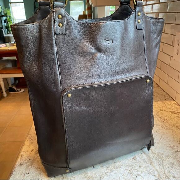 Solo New York 16" Leather Laptop Bucket Tote Bag - Picture 11 of 16